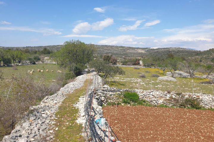 Brač, Bobovišća građevinsko zemljište 3. 150m2