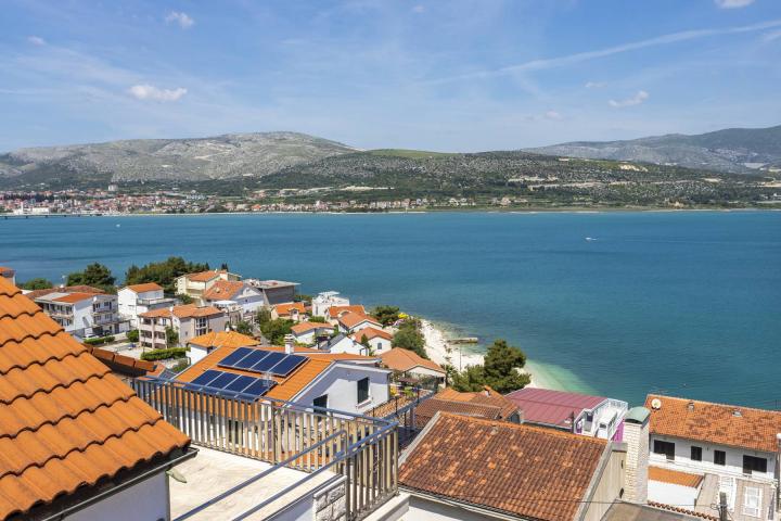 Trogir, prekrasan hotel 2. 408, 84m2 sa pogledom na more