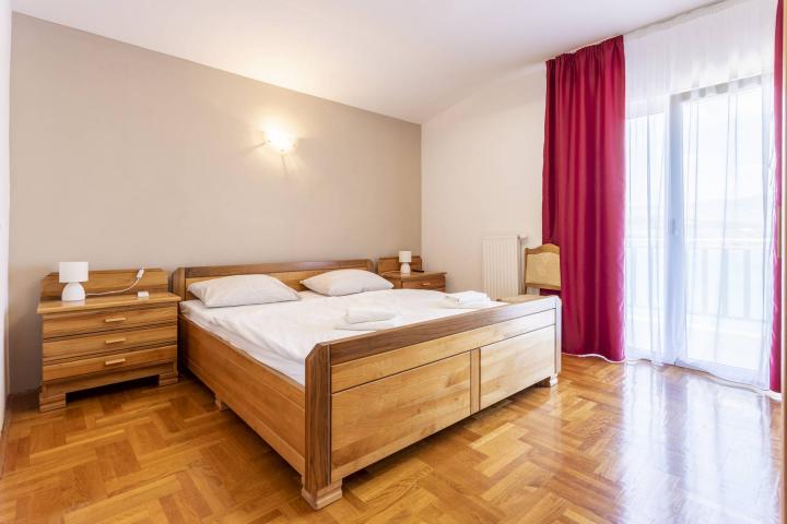 Trogir, prekrasan hotel 2. 408, 84m2 sa pogledom na more