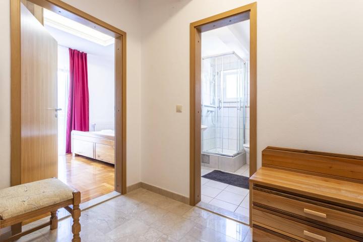 Trogir, prekrasan hotel 2. 408, 84m2 sa pogledom na more