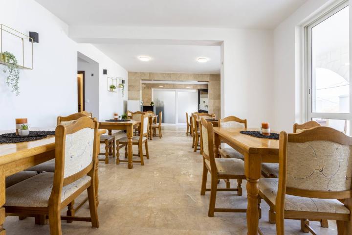 Trogir, prekrasan hotel 2. 408, 84m2 sa pogledom na more