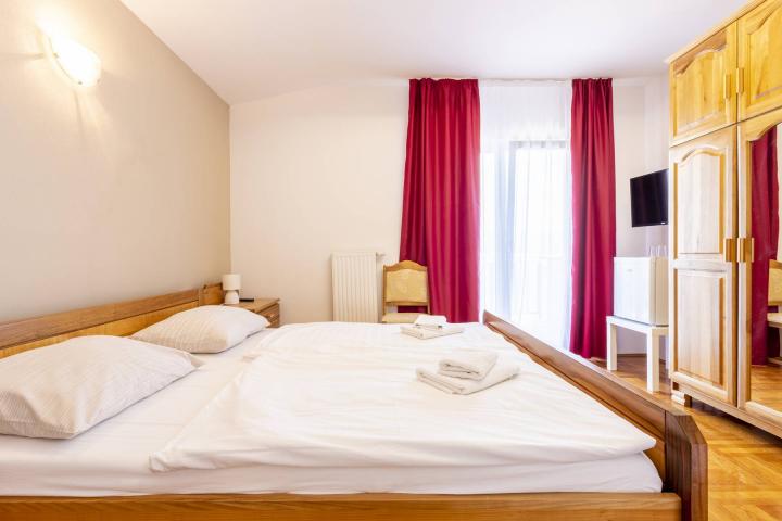 Trogir, prekrasan hotel 2. 408, 84m2 sa pogledom na more