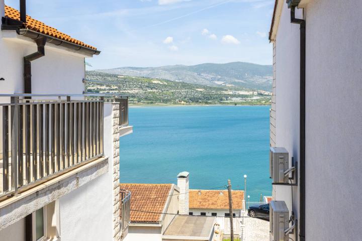 Trogir, prekrasan hotel 2. 408, 84m2 sa pogledom na more