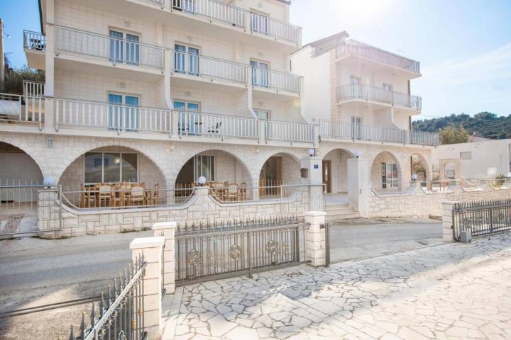 Trogir, prekrasan hotel 2. 408, 84m2 sa pogledom na more