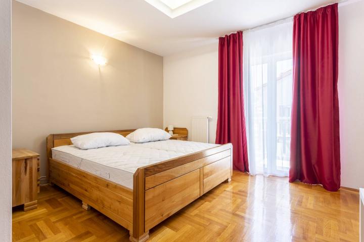 Trogir, prekrasan hotel 2. 408, 84m2 sa pogledom na more