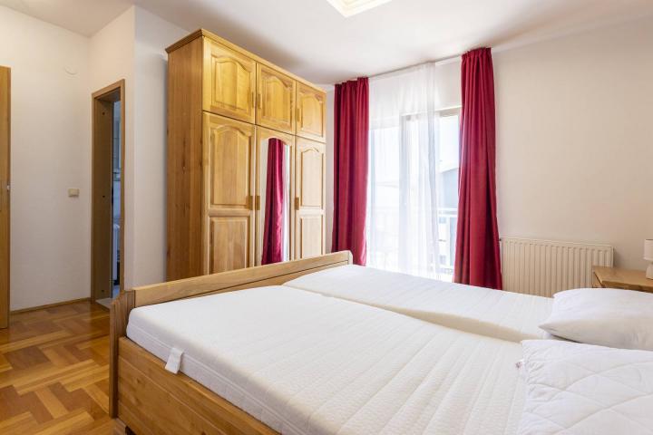 Trogir, prekrasan hotel 2. 408, 84m2 sa pogledom na more