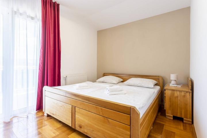 Trogir, prekrasan hotel 2. 408, 84m2 sa pogledom na more