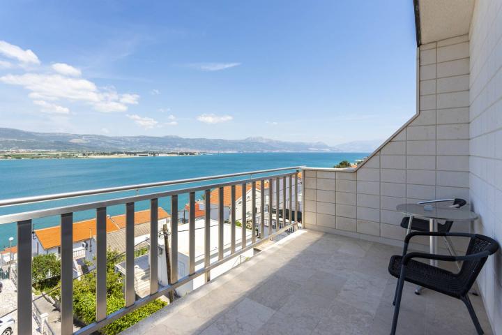 Trogir, prekrasan hotel 2. 408, 84m2 sa pogledom na more