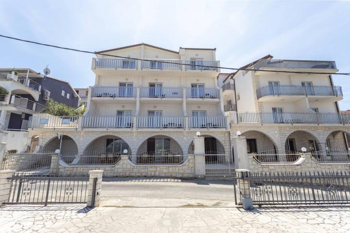 Trogir, prekrasan hotel 2. 408, 84m2 sa pogledom na more