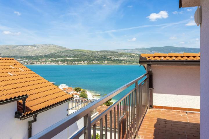 Trogir, prekrasan hotel 2. 408, 84m2 sa pogledom na more