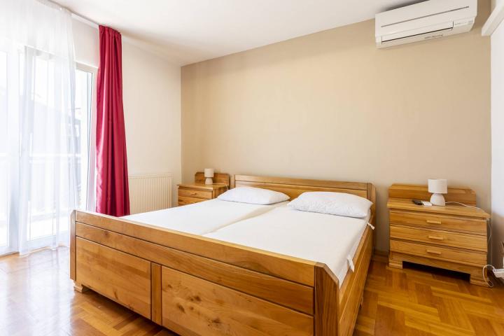 Trogir, prekrasan hotel 2. 408, 84m2 sa pogledom na more