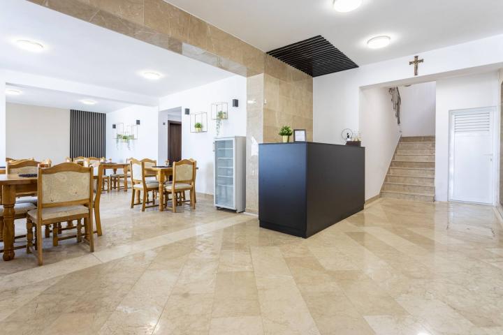 Trogir, prekrasan hotel 2. 408, 84m2 sa pogledom na more