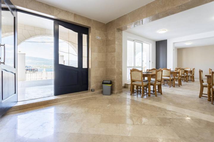 Trogir, prekrasan hotel 2. 408, 84m2 sa pogledom na more