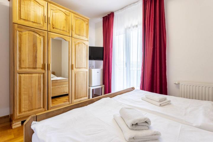 Trogir, prekrasan hotel 2. 408, 84m2 sa pogledom na more