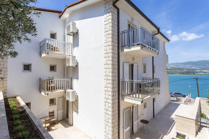 Trogir, prekrasan hotel 2. 408, 84m2 sa pogledom na more