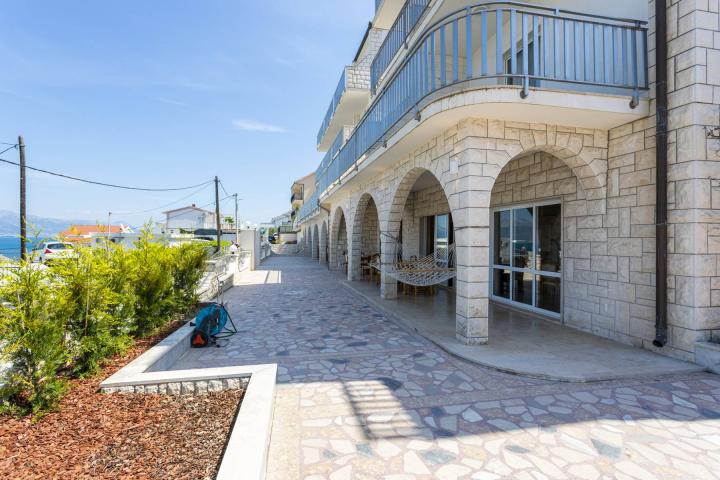 Trogir, prekrasan hotel 2. 408, 84m2 sa pogledom na more