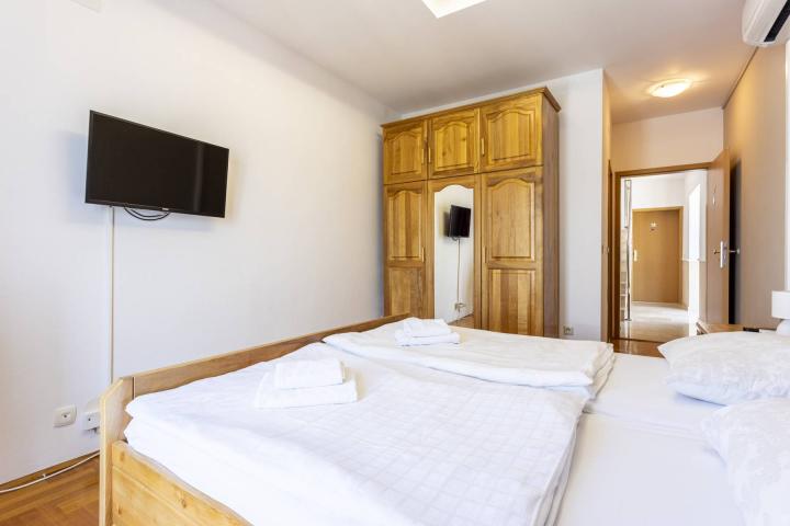 Trogir, prekrasan hotel 2. 408, 84m2 sa pogledom na more