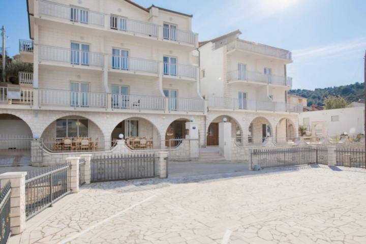 Trogir, prekrasan hotel 2. 408, 84m2 sa pogledom na more