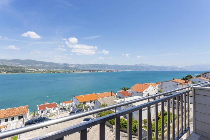 Trogir, prekrasan hotel 2. 408, 84m2 sa pogledom na more