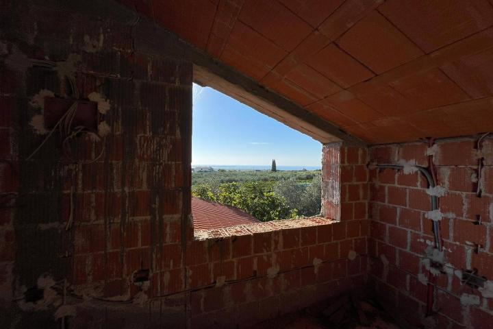 Istra, Vodnjan, zemljište sa kućom u roh bau fazi, pogled more