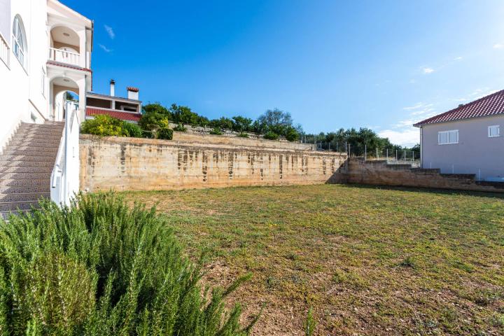 Okolica Trogira -  kuća s građevinskom parcelom i panoramskim pogledom