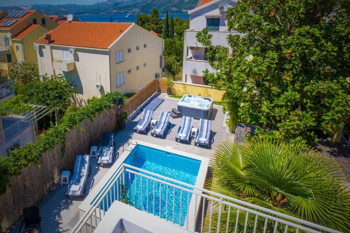 Cavtat, Vila s 14 apartmana 252 m2