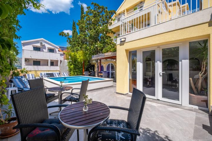 Cavtat, Vila s 14 apartmana 252 m2