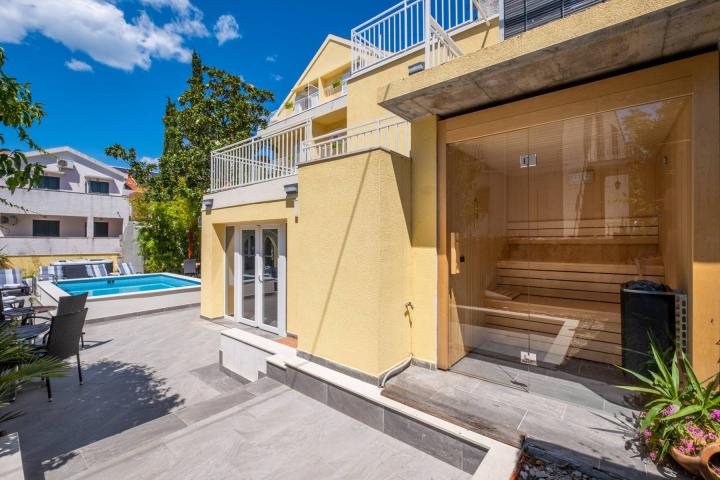 Cavtat, Vila s 14 apartmana 252 m2