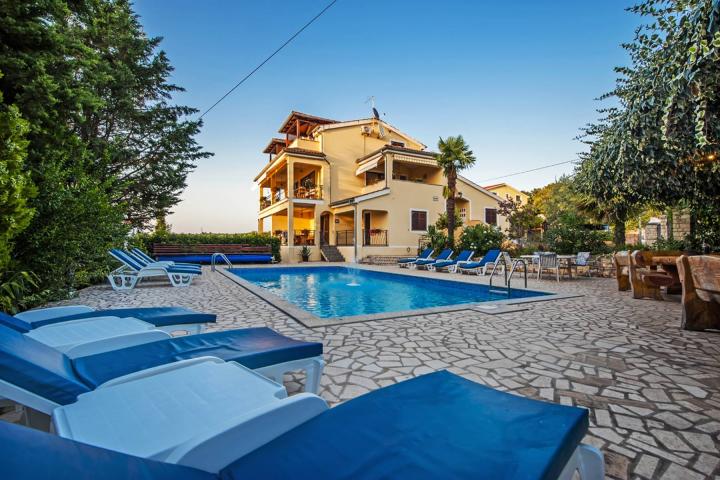 Poreč, Mugeba vila s apartmanima i bazenom