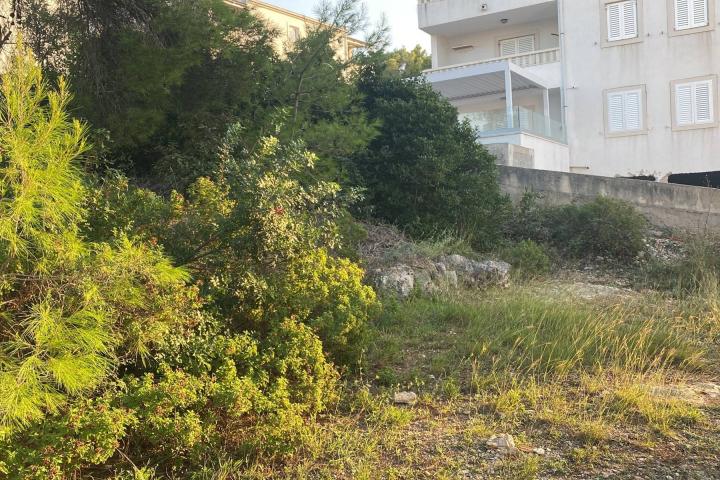 Brač, Sutivan - atraktivno građevinsko zemljište (541 m2)