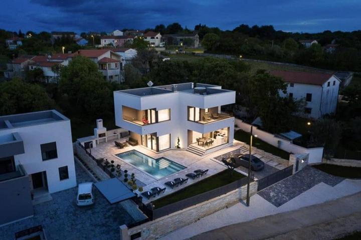 Istra, Rakalj, prekrasna vila s pogledom na Raški zaljev NKP 270 m2