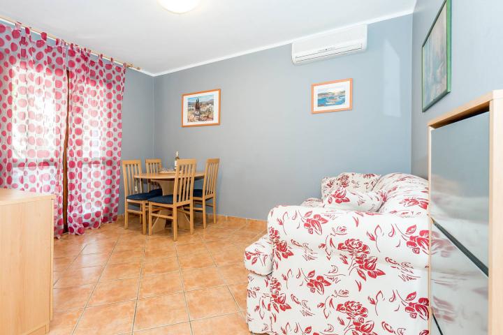 Šibenik, Grebaštica, kuća s apartmanima drugi red od mora