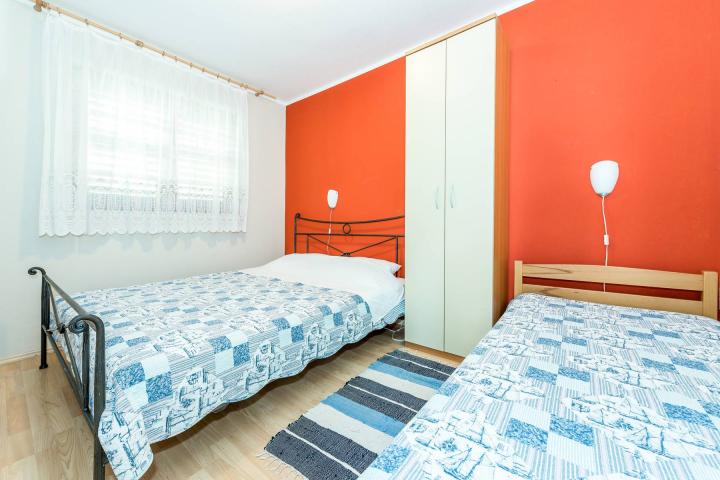 Šibenik, Grebaštica, kuća s apartmanima drugi red od mora