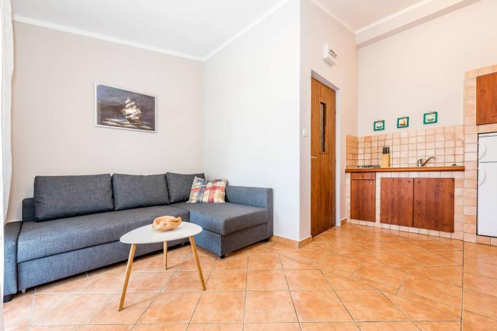 Šibenik, Grebaštica, kuća s apartmanima drugi red od mora