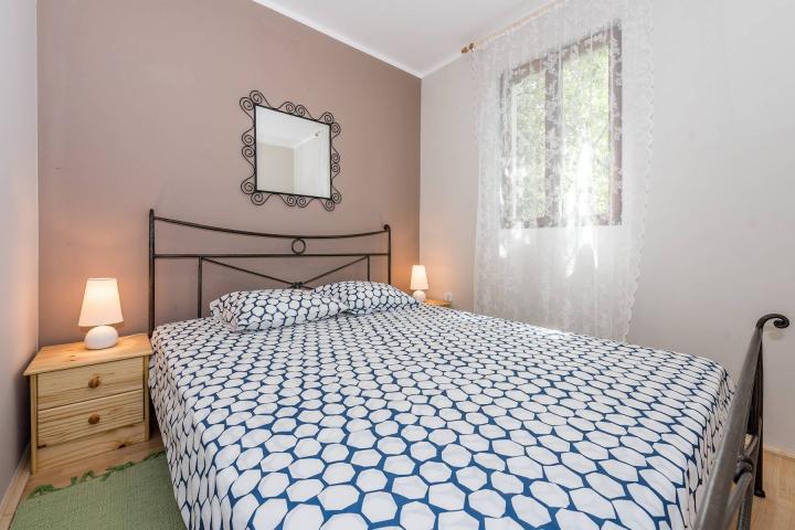 Šibenik, Grebaštica, kuća s apartmanima drugi red od mora