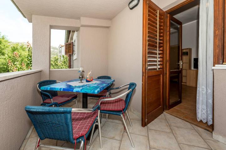 Šibenik, Grebaštica, kuća s apartmanima drugi red od mora