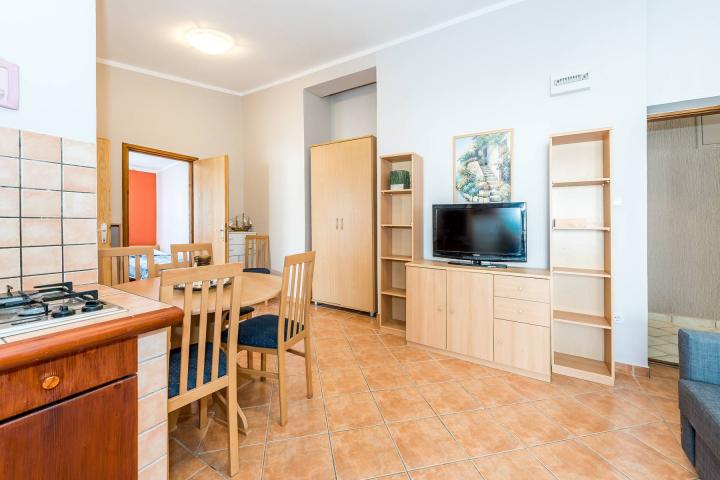 Šibenik, Grebaštica, kuća s apartmanima drugi red od mora