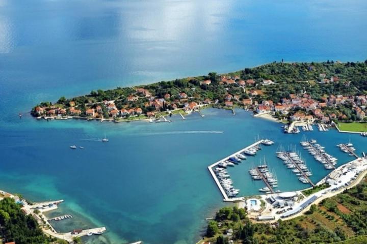 Zadar, otok Ugljan, građevinsko zemljište površine 1015 m2 uz more