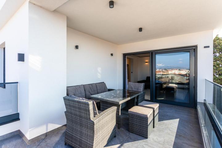 Vodice, Srima prekrasan penthouse, 50 metara od mora