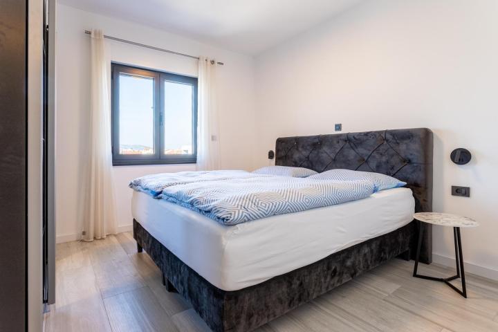 Vodice, Srima prekrasan penthouse, 50 metara od mora