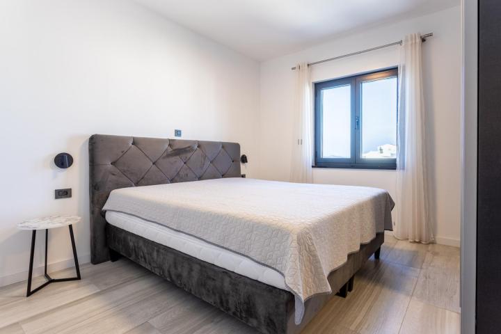 Vodice, Srima prekrasan penthouse, 50 metara od mora