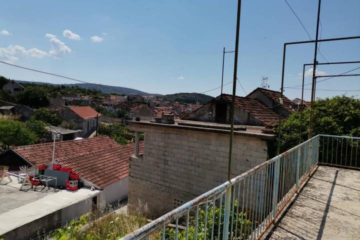 Brač, Milna, atraktivno zemljište s postojećim objektom 908 m2