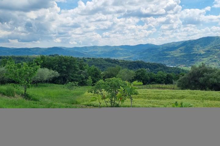 Istra, Buzet, građevinsko zemljište s pogledom na zelenilo  u pravoj oazi mira