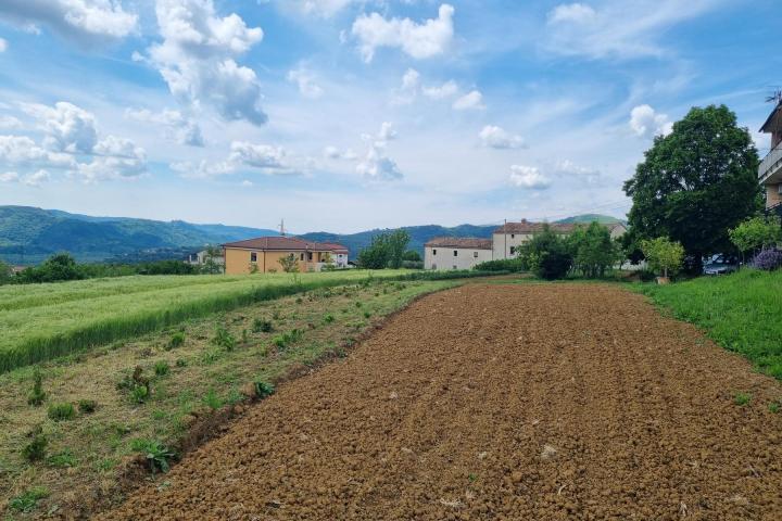 Istra, Buzet, građevinsko zemljište s pogledom na zelenilo  u pravoj oazi mira