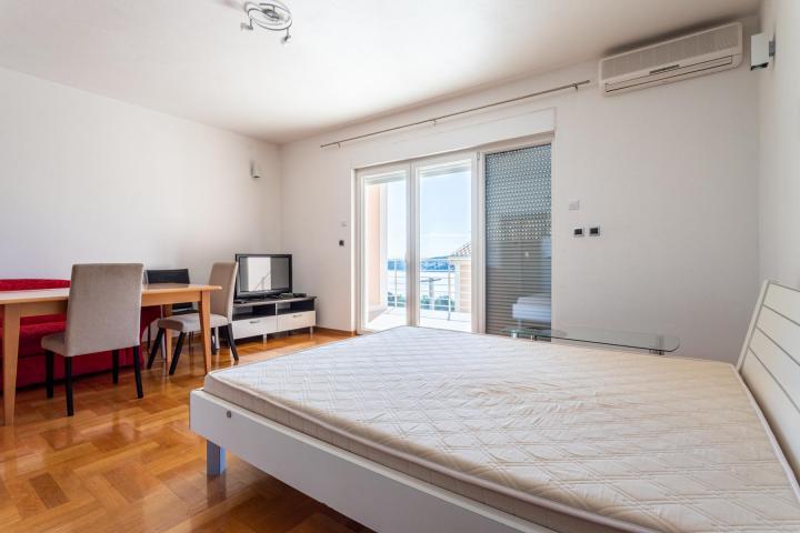 Trogir okolica, garsonijera s terasom (41, 2 m2)