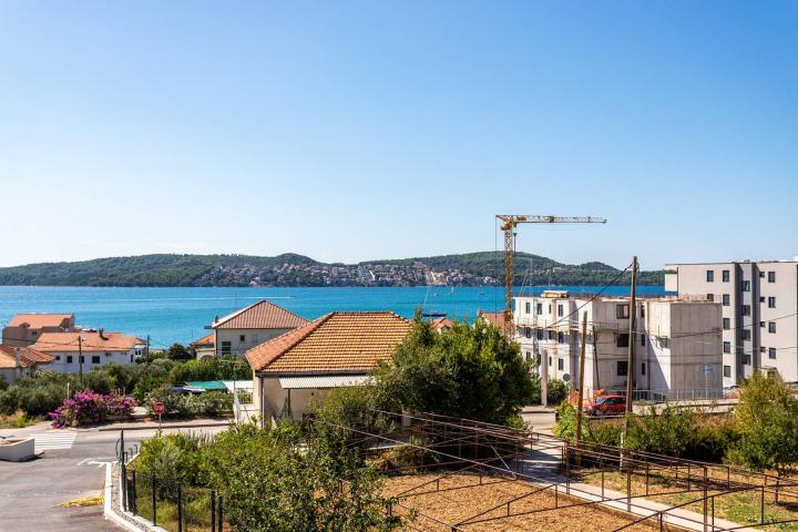 Trogir okolica, dvosoban stan s balkonom i lođom (S5)