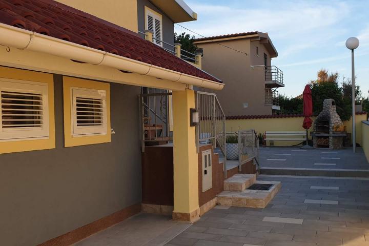 Nin, Ždrijac, prekrasna apartmanska vila, prvi red do mora