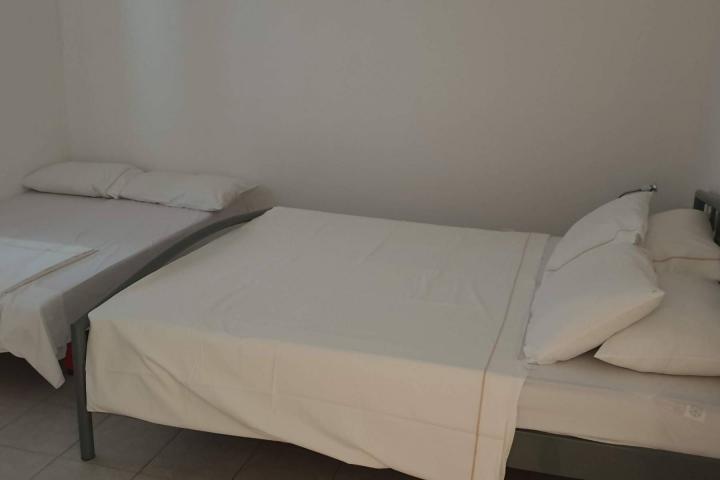 Nin, Ždrijac, prekrasna apartmanska vila, prvi red do mora