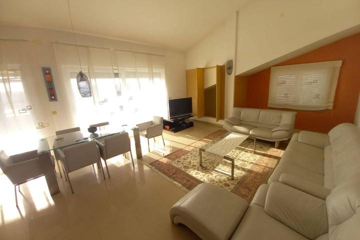 Pula, Pješčana uvala, Penthouse s pogledom na more, vrtom, parking mjestom, NKP 150 m2