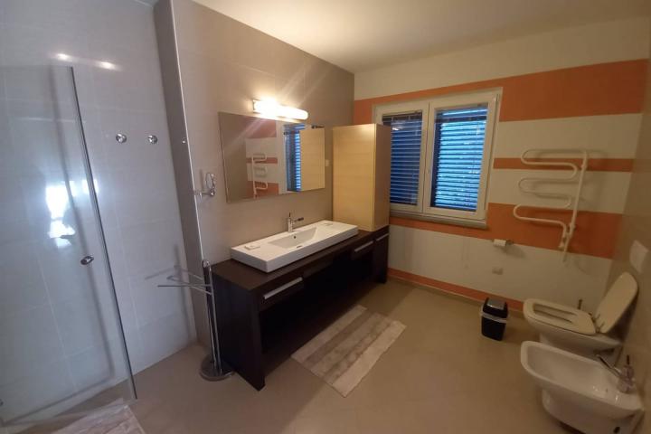 Pula, Pješčana uvala, Penthouse s pogledom na more, vrtom, parking mjestom, NKP 150 m2